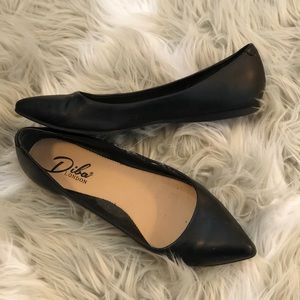 Pointed toe black flats